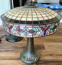 Beautiful All Metal Table Lampe Gorgeous Stained Glass Shade VGC -WORKS WELL