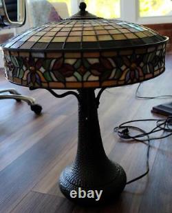 Beautiful All Metal Table Lampe Gorgeous Stained Glass Shade VGC -WORKS WELL