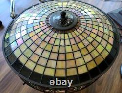 Beautiful All Metal Table Lampe Gorgeous Stained Glass Shade VGC -WORKS WELL