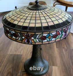 Beautiful All Metal Table Lampe Gorgeous Stained Glass Shade VGC -WORKS WELL