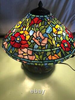 Beautiful Tiffany Style Stained Glass Table Lamp. 16 Tall