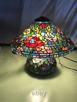 Beautiful Tiffany Style Stained Glass Table Lamp. 16 Tall