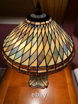 Quoizel Stained Glass Lamp with Double Bulb & Geometric Design VINTAGE RARE-GREAT