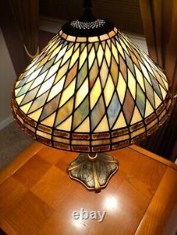 Quoizel Stained Glass Lamp with Double Bulb & Geometric Design VINTAGE RARE-GREAT