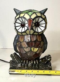 Quoizel Tiffany Style Stained Glass Owl Table Lamp #13909 10 1/2 tall