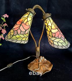 Tiffany Style Stained Glass Lamp 15.5 tall 13 wide VINTAGE