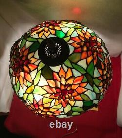 Tiffany Style Stained Glass Table Lamp Shade & Base Quoizel Gorgeous Lamp Shade