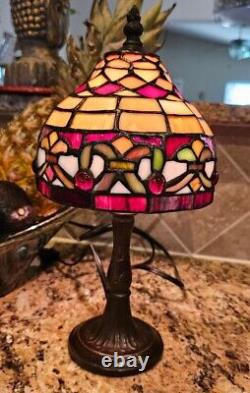 Tiffany Style Vintage Stained Glass 13 Table Or Bedside Lamp